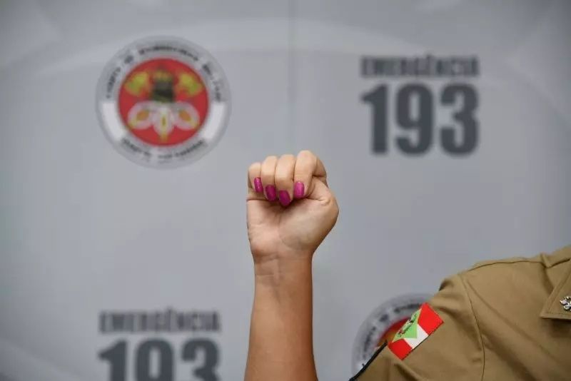 Mulher faz gesto internacional de socorro, denunciando agressões do marido em Arapiraca.