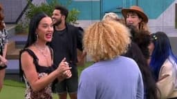 Katy Perry faz caretas e interage com fãs durante sua turnê na Austrália. Reprodução: Globo