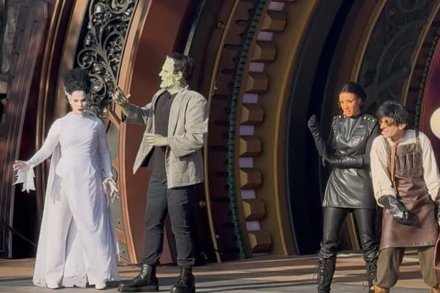 Universal Monsters estão em destaque na abertura do Darkmoor Epic Universe. Reprodução: Gizmodo.