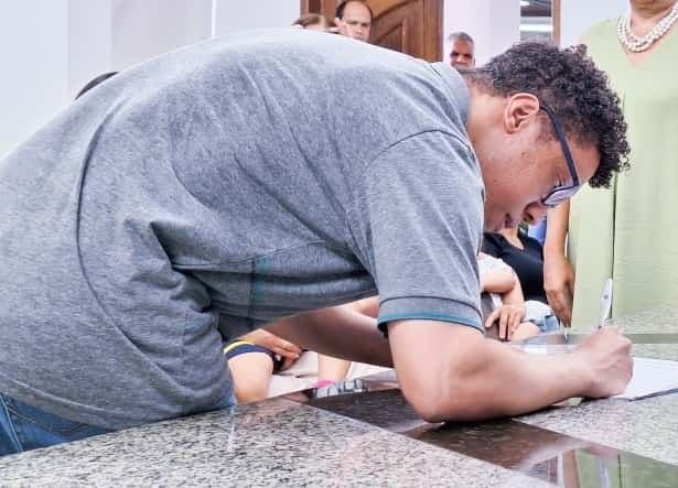 Luis Felipe Rodrigues toma posse como agente administrativo em Montes Claros, na cerimônia do concurso 2/2024. Reprodução: Retorno do item 11