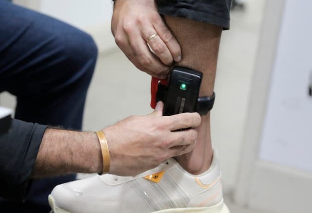 Instalacao de tornozeleiras eletrônicas em debate diante do monitoramento falho. Legenda da imagem. Reprodução: Retorno do item 11
