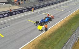 Carlos Sainz simula problemas na volta de apresentação, fazendo alusão ao personagem Sonny Hayes de 'F1: O Filme'. Legenda da imagem. Reprodução: iG