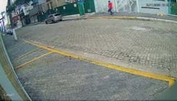 Suspeito filmado entrando e saindo do local onde corretor foi encontrado morto em obra, Praia Grande. Legenda da imagem. Reprodução: Retorno do item 11