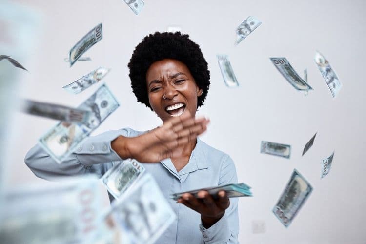 Dólar cai e pode registrar maior queda mensal em 2025