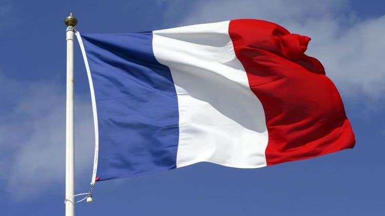 Segurança atira em homem com suásticas em Paris
