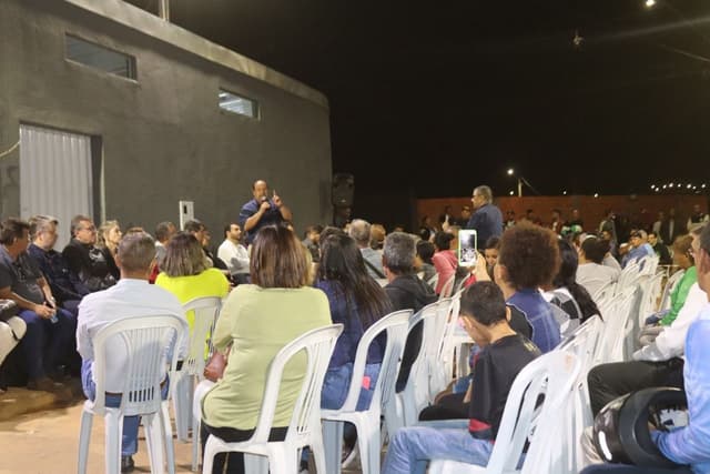 Prefeito Guilherme Guimarães assina ordem de serviço para pavimentação no bairro Castelo Branco. Reprodução: Globo