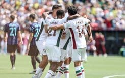 Torcedores do Fluminense comemoram a vitória histórica sobre a Inter de Milão.; Reprodução: CNN Brasil