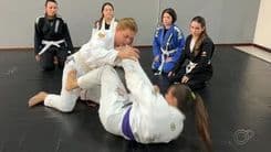 Mulheres em Itapetininga buscam aulas de artes marciais para autodefesa e condicionamento físico.; Legenda da imagem. Reprodução: Globo