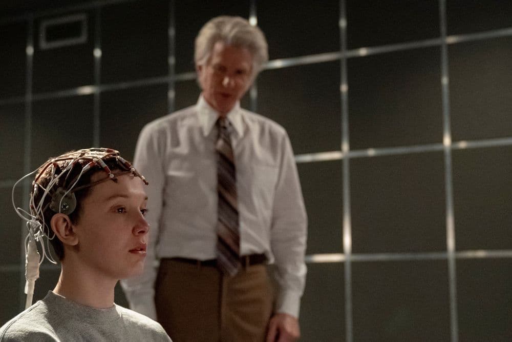 Millie Bobby Brown e Matthew Modine marcam presença no evento Tudum da Netflix em Los Angeles. Reprodução: El País