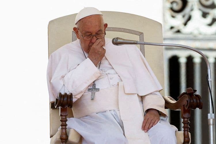 Papa Francisco continuará internado apesar da melhora
