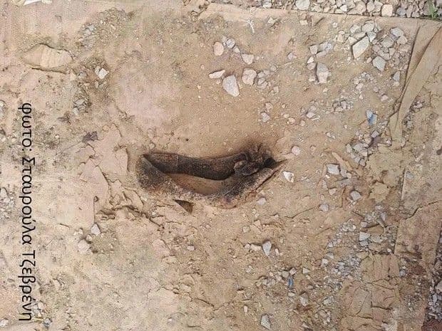 Objetos pessoais, como sapatos, foram encontrados ao lado de restos mortais, indicando brutalidade histórica. Reprodução: CBS News