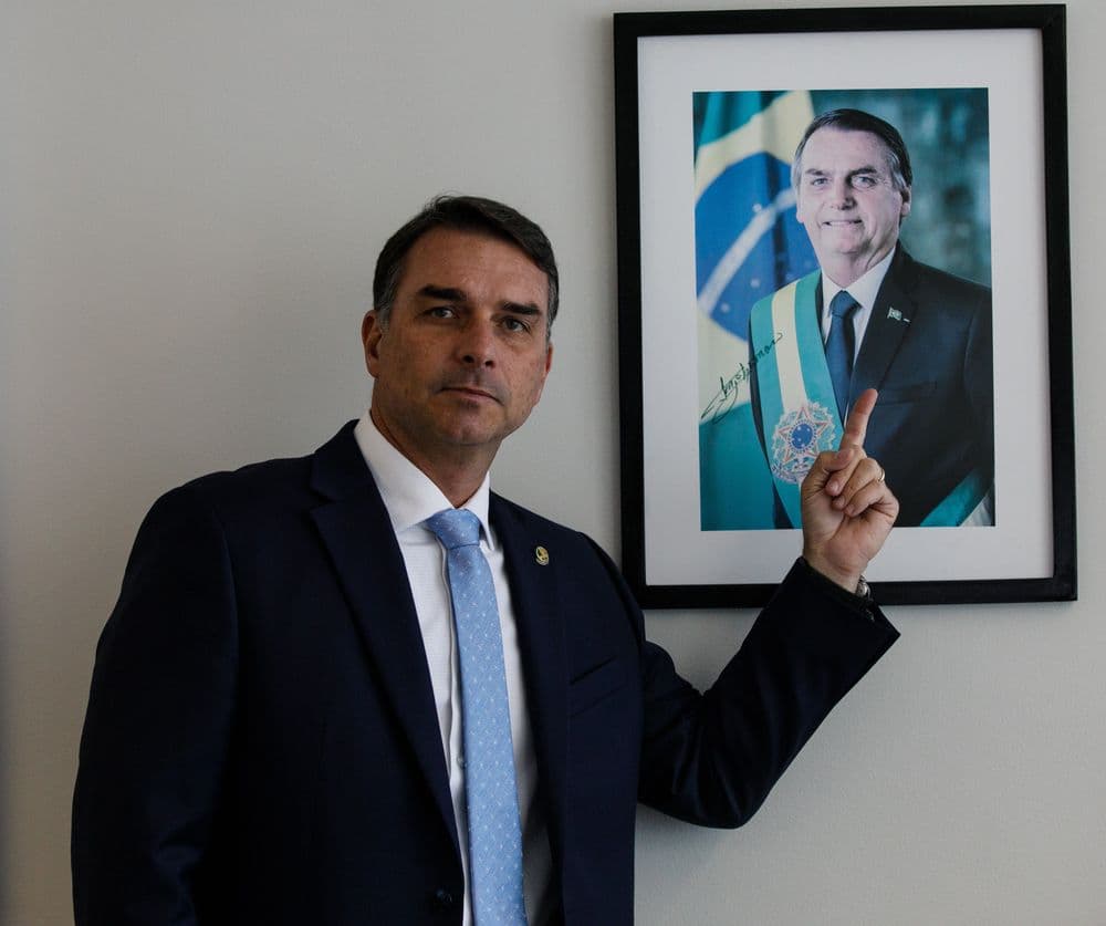 Flávio Bolsonaro protocolou pedido de impeachment contra Alexandre de Moraes durante férias na Europa. Reprodução: Globo