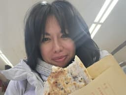 Maria Hsin compartilha sua jornada de reconexão com as raízes chinesas após a morte do pai. Legenda da imagem. Reprodução: Business Insider