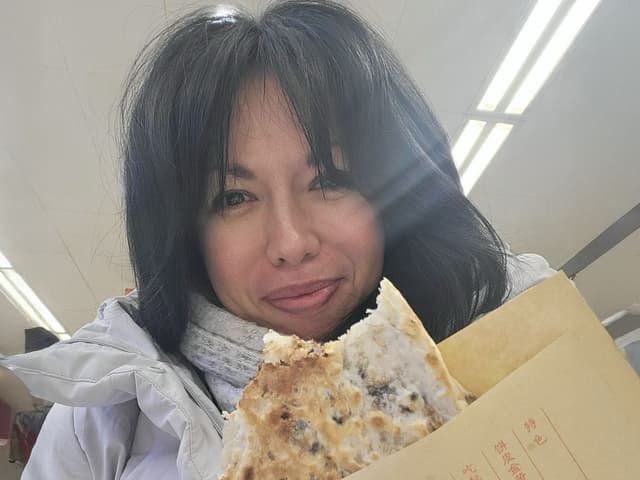 Maria Hsin compartilha sua jornada de reconexão com as raízes chinesas após a morte do pai. Legenda da imagem. Reprodução: Business Insider