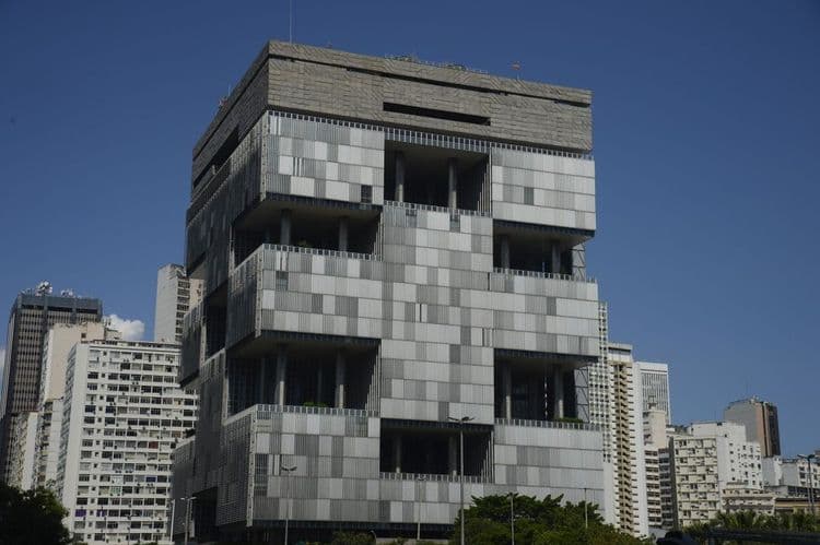 Petrobras registra queda significativa no lucro de 2024