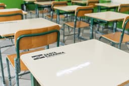 Sala de aula vazia em Santa Catarina registra a menor taxa de concluintes do Ensino Médio inscritos no Enem. Reprodução: Globo