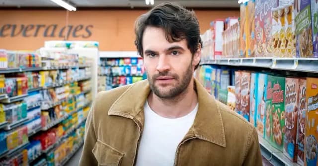 Tom Bateman e Lili Reinhart protagonizam a adaptação de A Hipótese do Amor. Reprodução: Legião dos Heróis