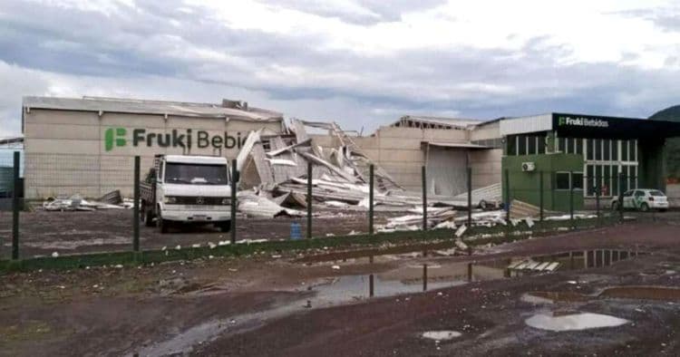 Centro de Distribuição da Fruki Destelhado em Osório