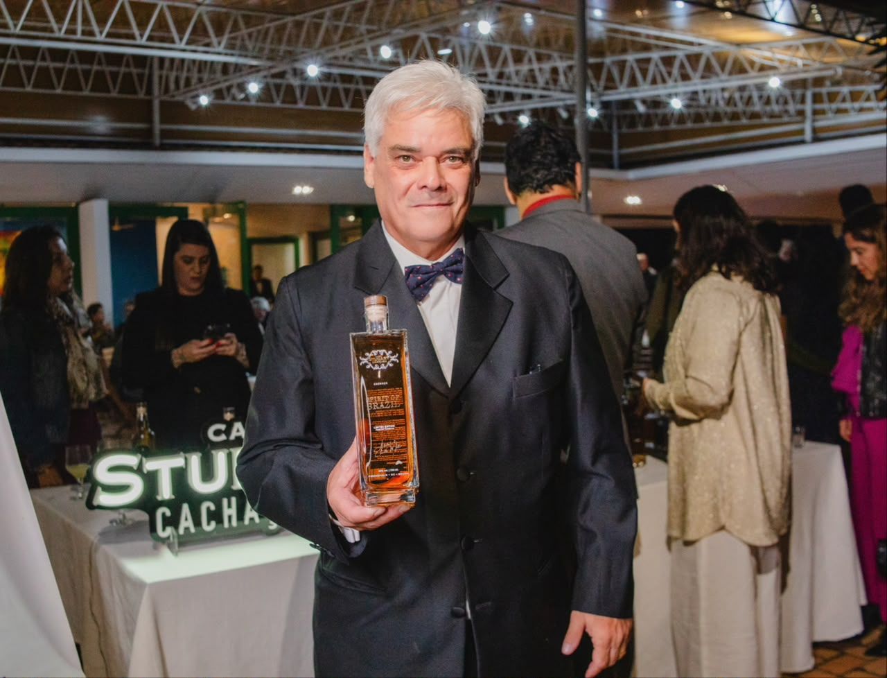 Jornalista e empresário Hugo Studart lança edição especial de cachaças