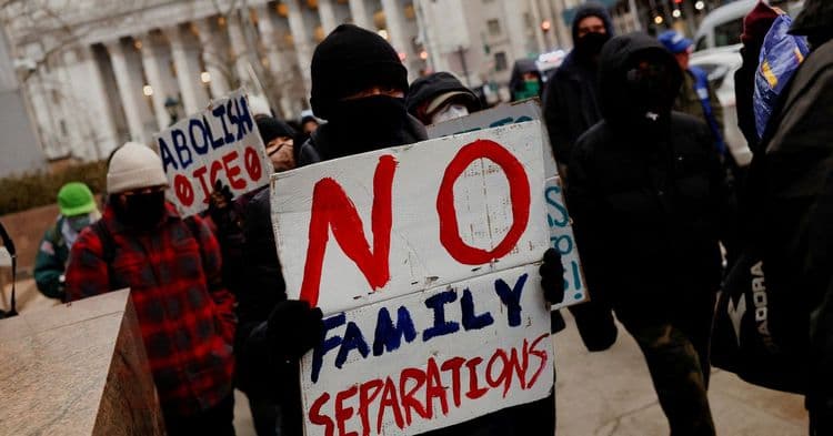 Governo Trump planeja multar imigrantes em até $998 por dia por não deixarem os EUA.; Reprodução: Reuters