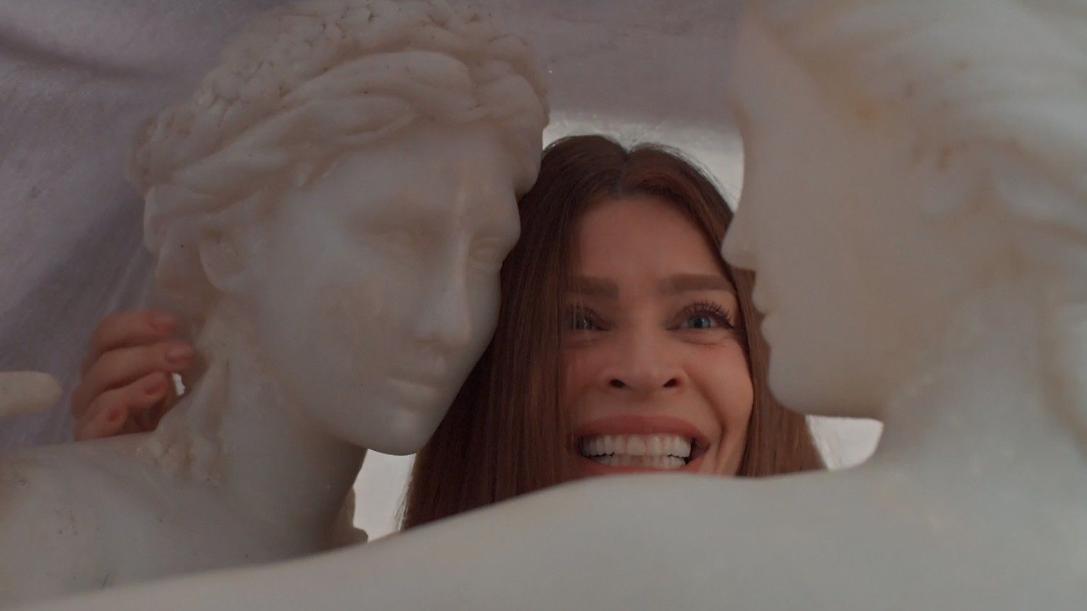 Arminda surta ao ver a estátua das Três Graças na caminhonete de Joaquim.. Reprodução: Gshow