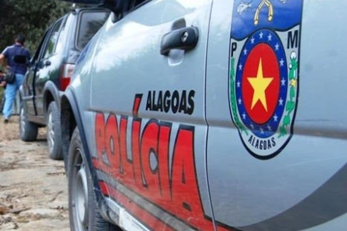 Homem é preso após quebrar vidro de viatura da PM em Maceió. Reprodução: Gabriela Flores