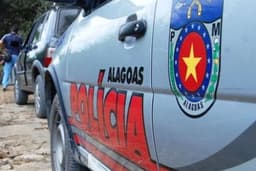 Homem é preso após quebrar vidro de viatura da PM em Maceió. Reprodução: Gabriela Flores