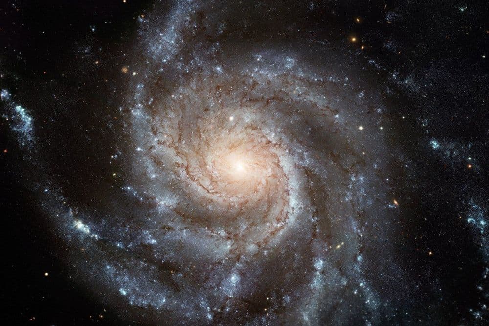 Exploração da Galáxia do Redemoinho: luz viajando por 25 milhões de anos.; Reprodução: Gizmodo