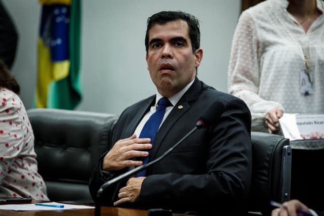 Hugo Motta anuncia Ricardo Ayres como relator da CPMI do INSS em Brasília. Reprodução: O Globo