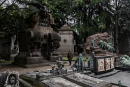 Caminhada audioguiada sobre a finitude da vida no Cementerio de San Isidro.; Reprodução: El País