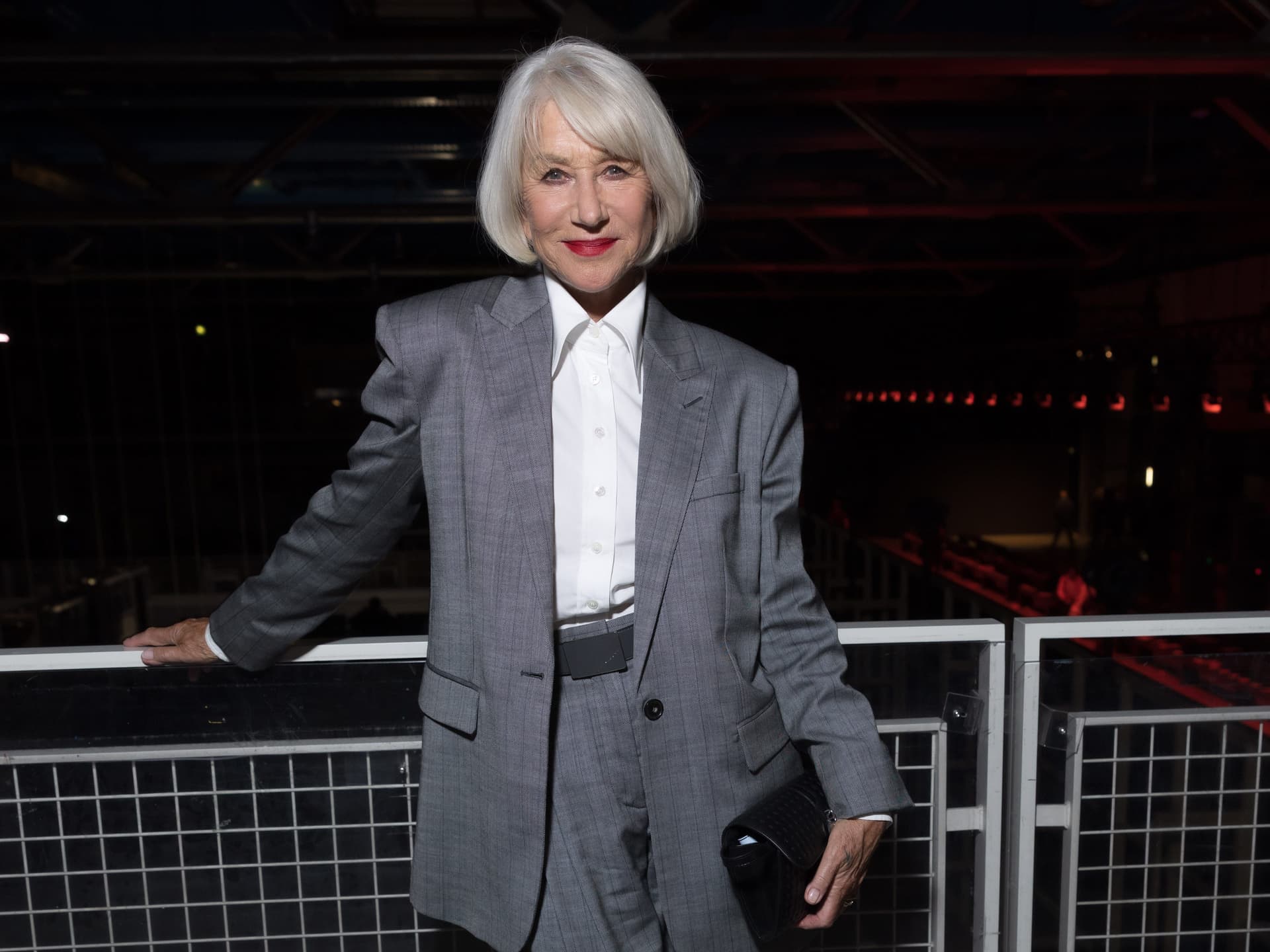 Helen Mirren celebra os 80 anos e o envelhecimento natural. Legenda da imagem. Reprodução: Retorno do item 11