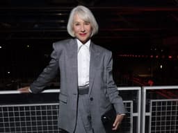 Helen Mirren celebra os 80 anos e o envelhecimento natural. Legenda da imagem. Reprodução: Retorno do item 11