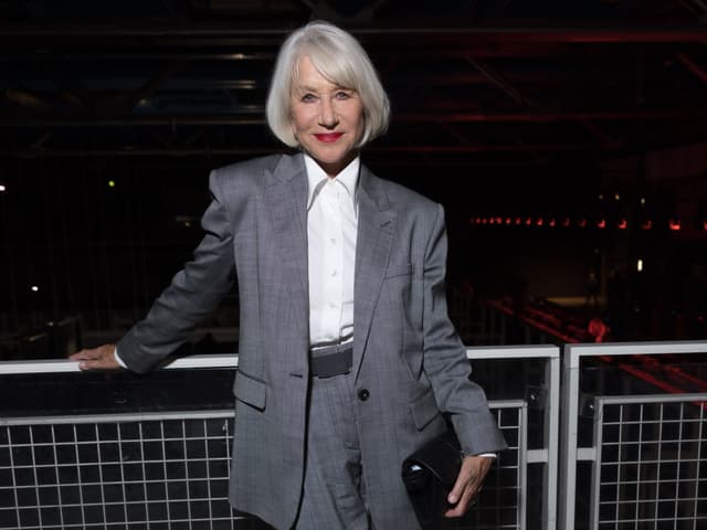 Helen Mirren celebra os 80 anos e o envelhecimento natural. Legenda da imagem. Reprodução: Retorno do item 11