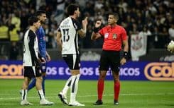 Árbitros discutem lance polêmico de pênalti em partida entre Corinthians e Bragantino. Reprodução: Marcos Ribolli