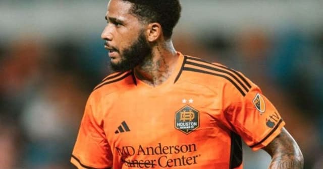 Micael chega ao Brasil para assinar com o Palmeiras