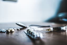 Nossa abordagem precisa mudar para combater o speedballing, mistura perigosa de opioides e estimulantes.; Legenda da imagem. Reprodução: Gizmodo