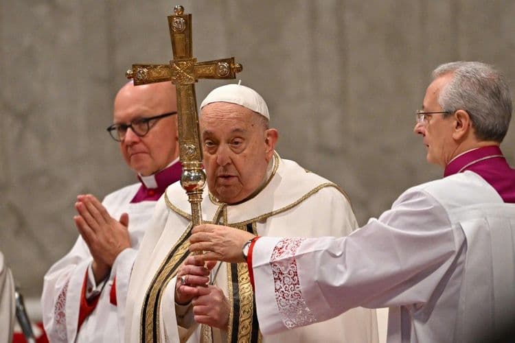 Papa Francisco aprova reformas na Igreja durante internação