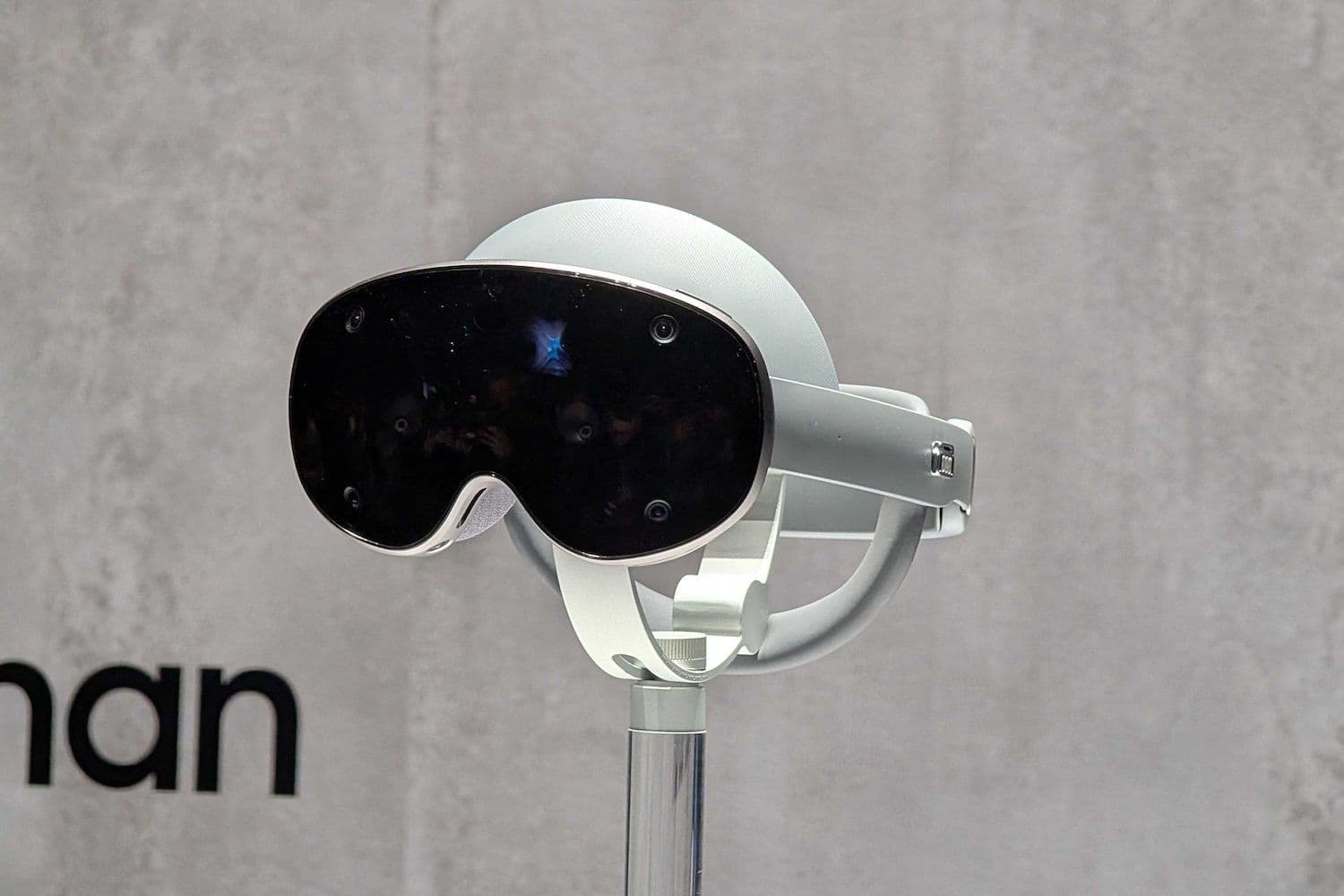 Samsung lança seu novo headset XR, prometendo tecnologia de ponta e displays avançados. Reprodução: Gizmodo