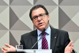Ministro do Trabalho, Luiz Marinho, discute prorrogação de normas sobre trabalho no comércio em feriados. Reprodução: Globo