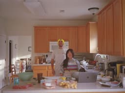 Casal e amigos convivem em casa suburbana, criando laços de comunidade na vida adulta. Reprodução: Business Insider