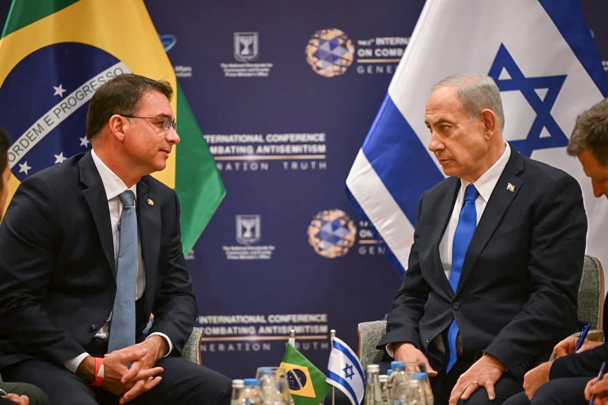 Flávio Bolsonaro se apresenta à Internacional da ultradireita como candidato a liderar o Brasil. Reprodução: Elpais