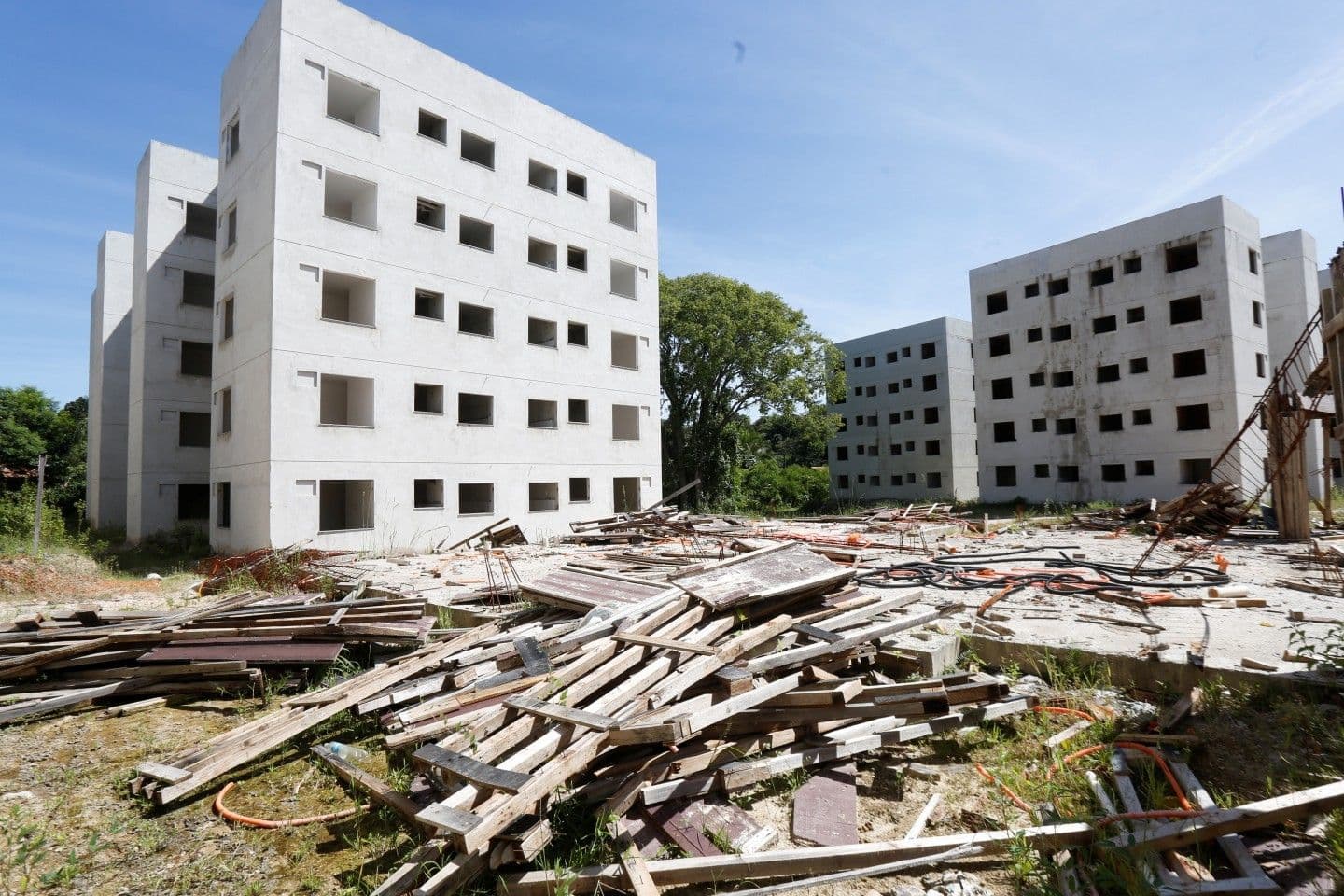 Condomínio do Minha Casa Minha Vida abandonado é foco de reformas financiadas. Legenda da imagem. Reprodução: Retorno do item 11