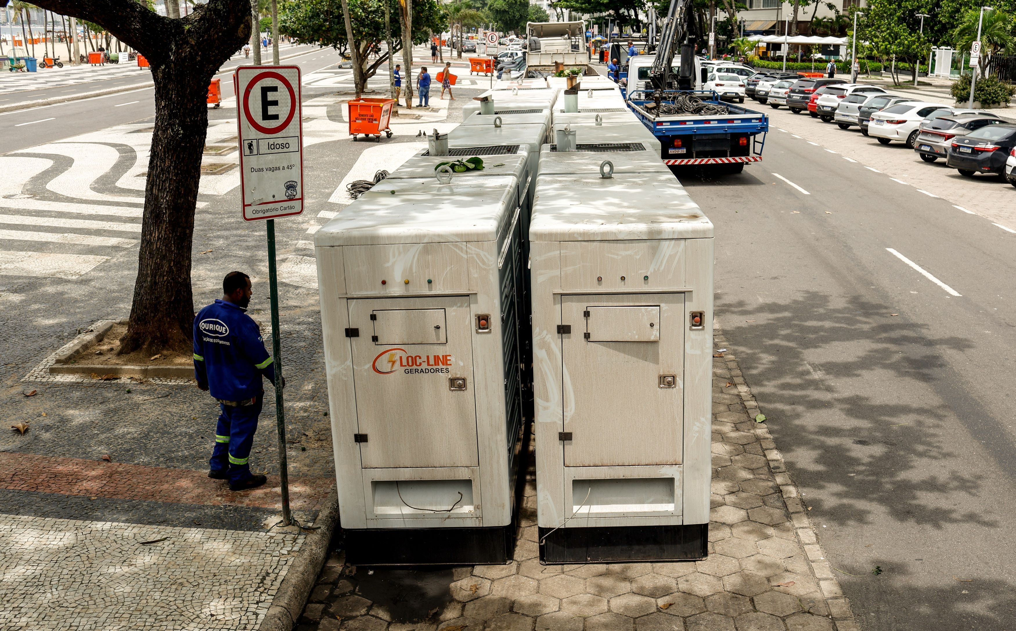 Técnicos monitoram geradores para manter subestação no Méier após apagão.. Reprodução: Oglobo
