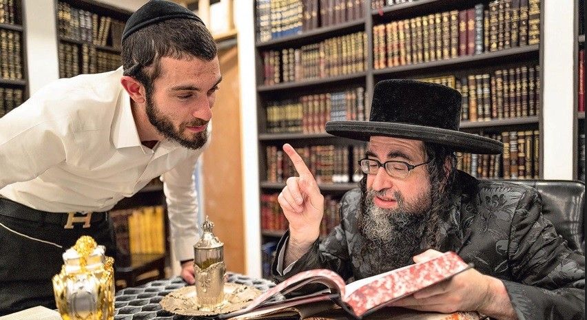 Rabino ganha milhares de seguidores nas redes sociais ao compartilhar sabedoria da Torá, de finanças a criação de filhos.. Reprodução: Oglobo