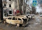 Carros queimados após ataque aéreo russo em Sumy, na Ucrânia. Reprodução: UOL