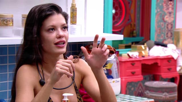 Vitória Strada se manifesta sobre voto em Thamiris