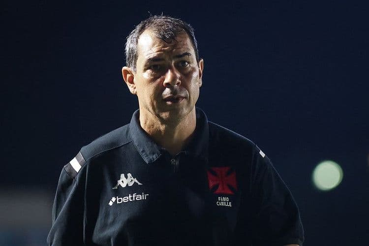 Treinador Fabio Carille discute desafios enfrentados no campo com a torcida. Reprodução: Supervasco