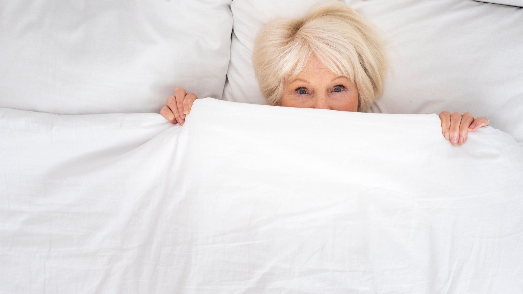 Idosa ajeita cobertor; matéria discute prazer após a menopausa.. Reprodução: Oglobo