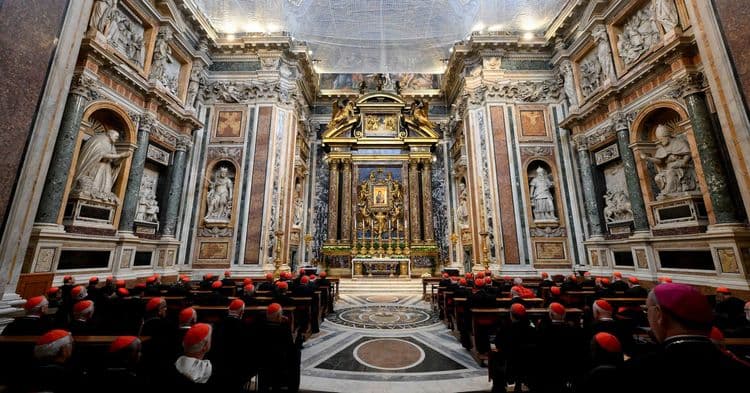 Cardeais católicos se reúnem para discutir o conclave e a eleição do novo Papa. Reprodução: Reuters