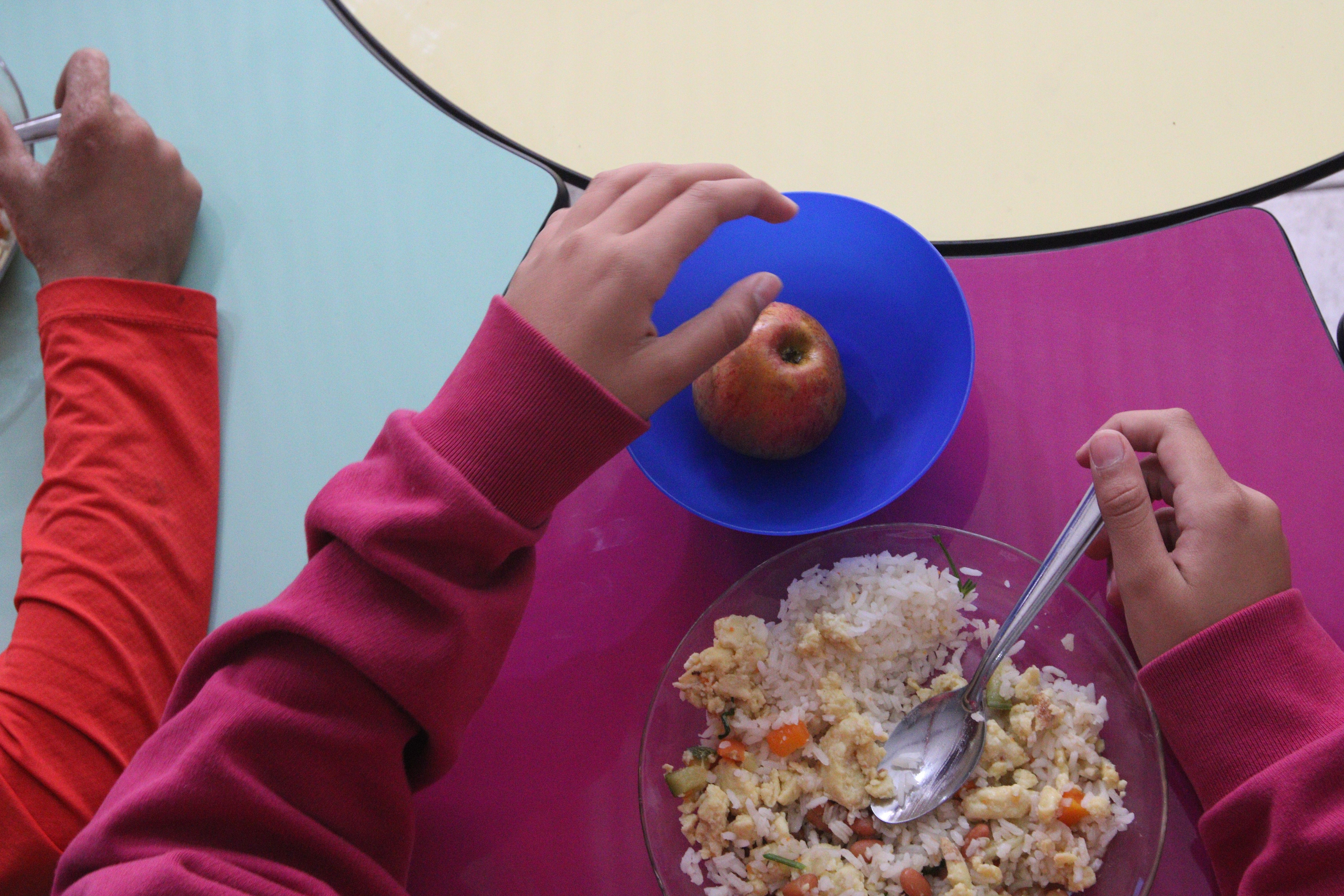 Adolescentes escolhem opções mais saudáveis na cantina escolar, sob regras de venda.. Reprodução: G1